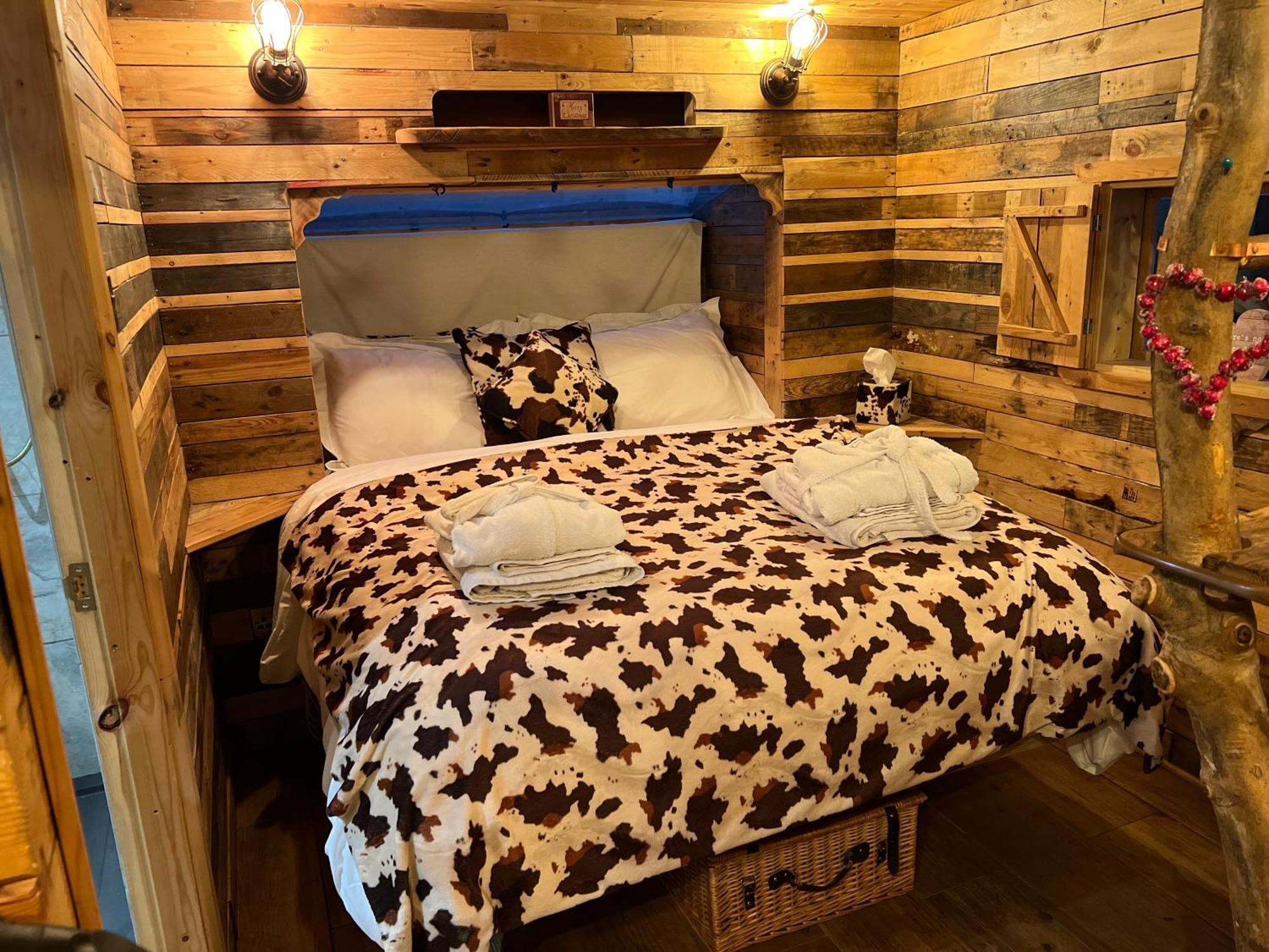 Burtree Country House, Tipi'S, Treehouse & Lodge & House Rooms With Hot Tubs In A Private Garden Thirsk Exteriör bild